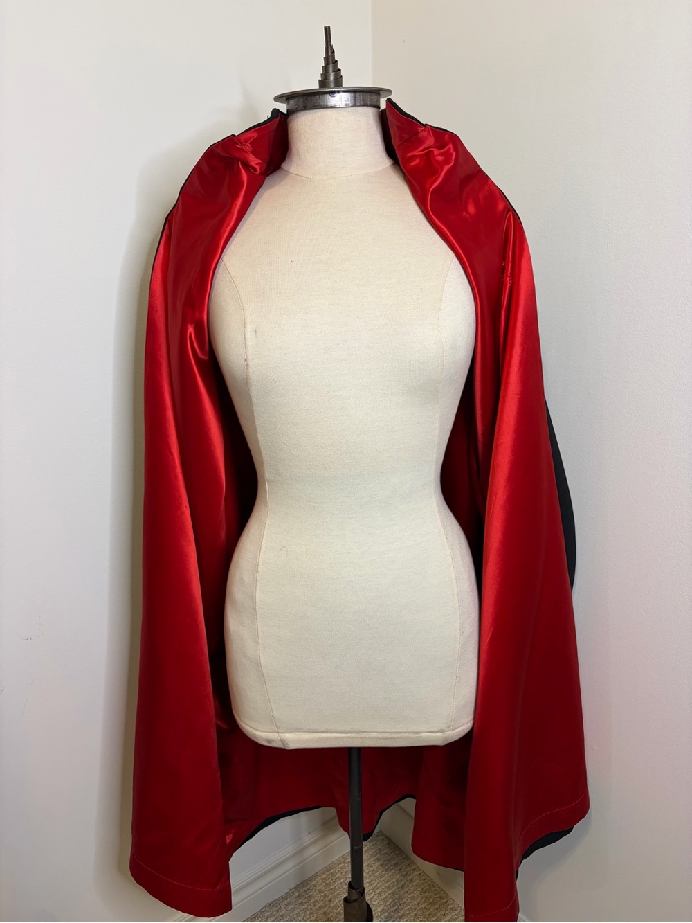 THE ENGLISH COMPANY Vintage Reversible Black Red Cape Cloak Stand Collar FLAW